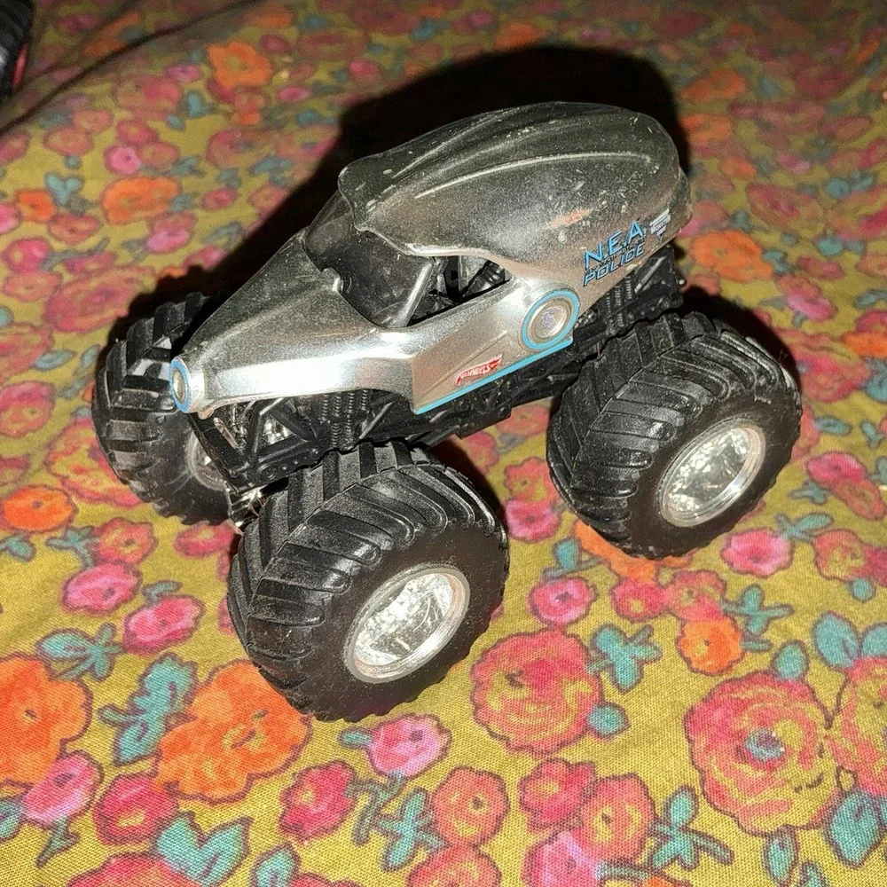 Hot Wheels Monster Jam N.E.A. Police 1:24 Diecast Monster Truck Silver